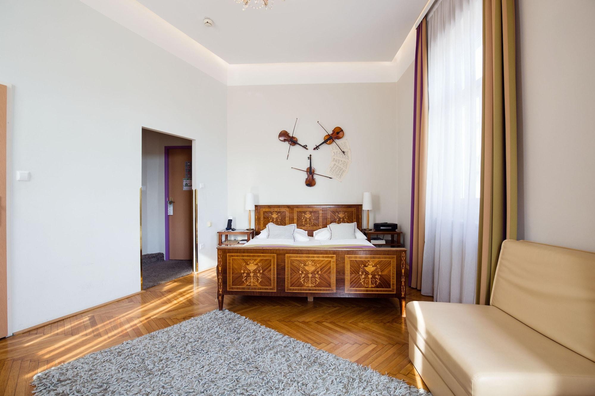 Boutique Donauwalzer Hotel 3*